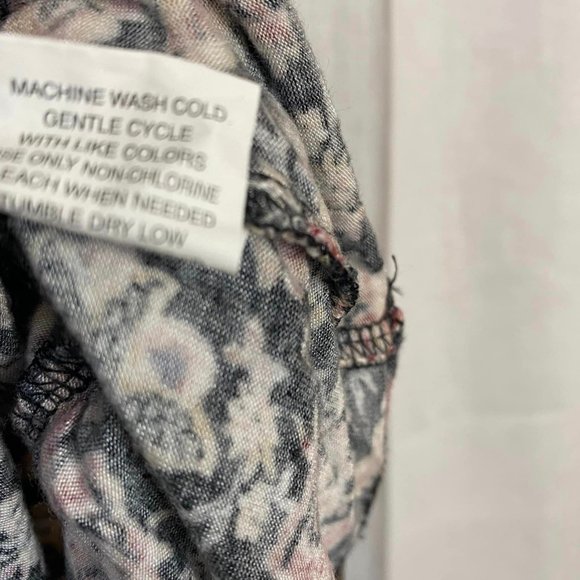 Size M Multicolor Floral Eyeshadow Tee - Picture 8 of 9